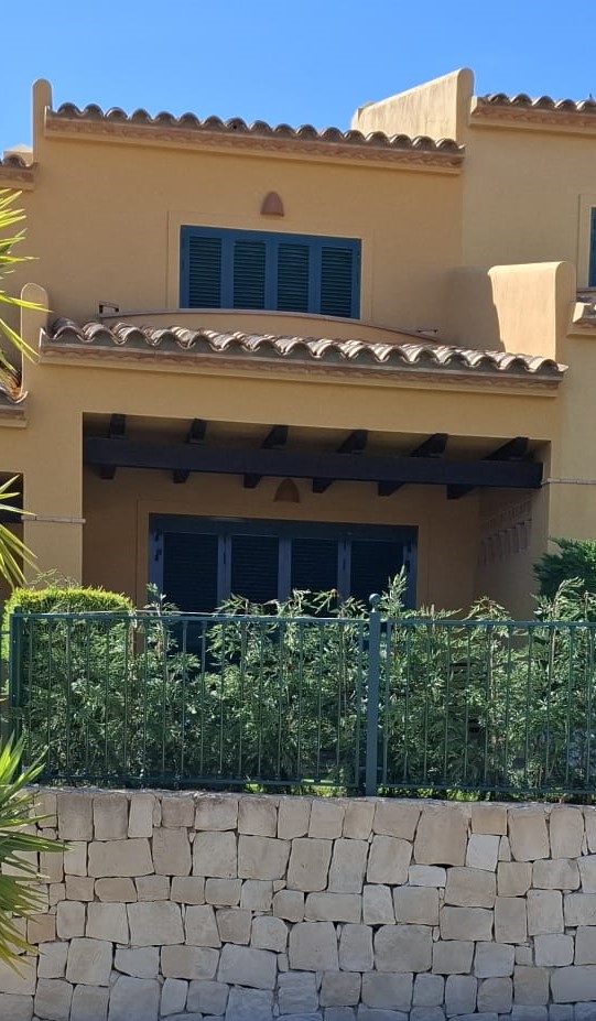 Adosado en la urbanización El Pinar, en Sierra Cortina Resort (Finestrat)