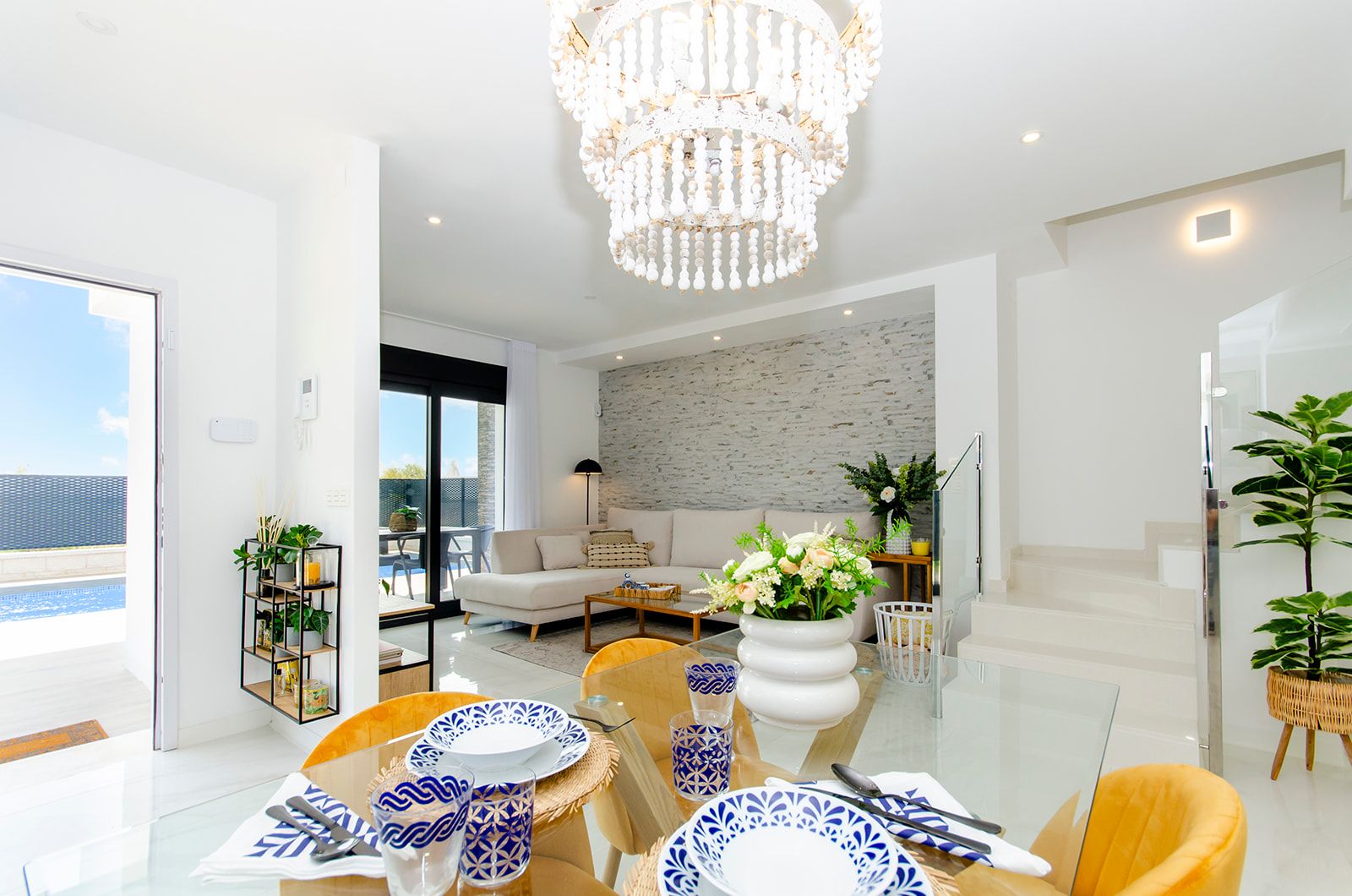 Villa pareada, en dos plantas con 3 dormitorios, 2 baños 