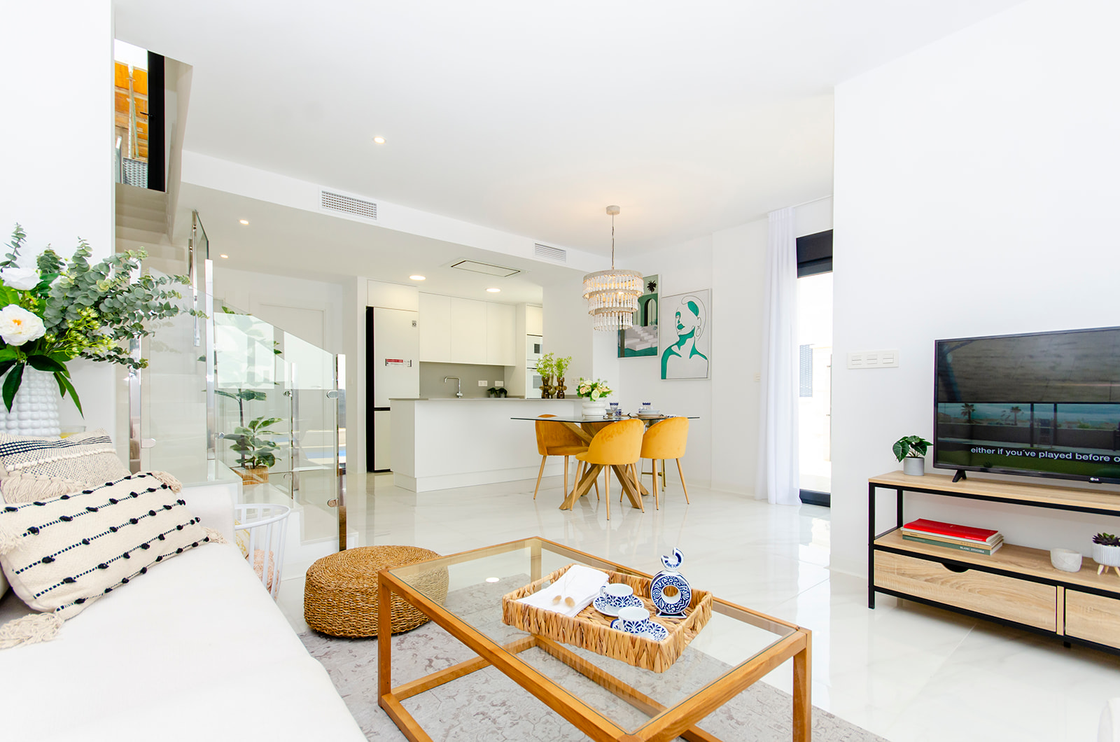 Villa pareada, en dos plantas con 3 dormitorios, 2 baños 