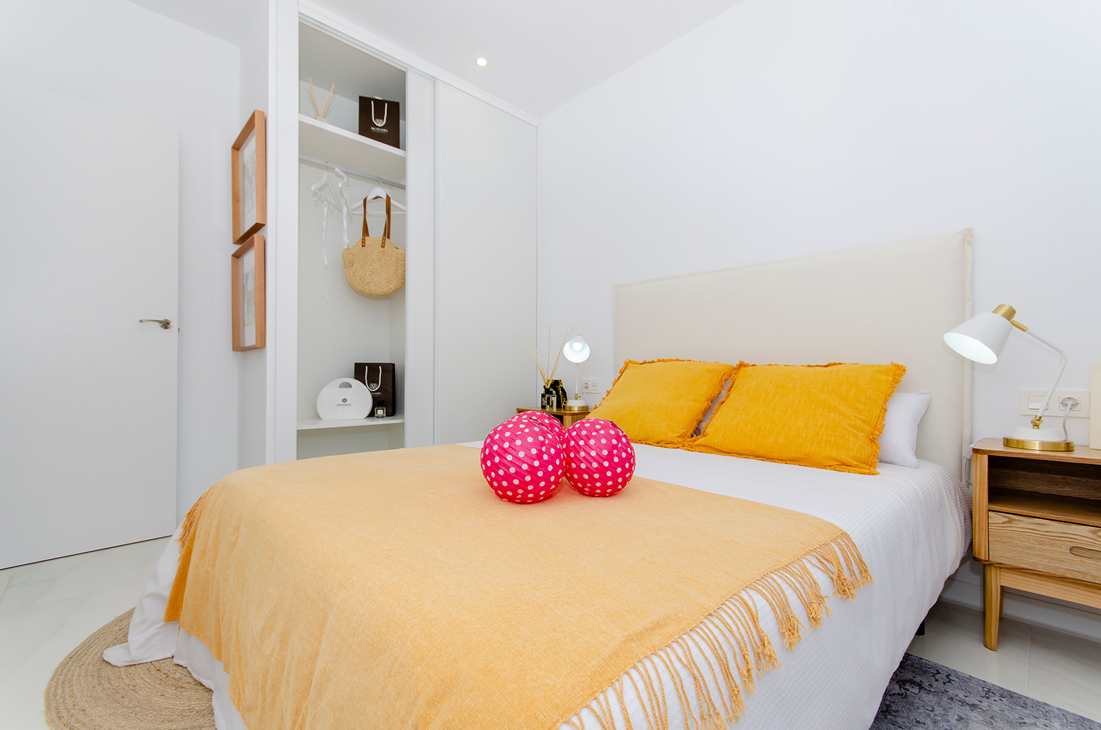 Villa pareada, en dos plantas con 3 dormitorios, 2 baños 