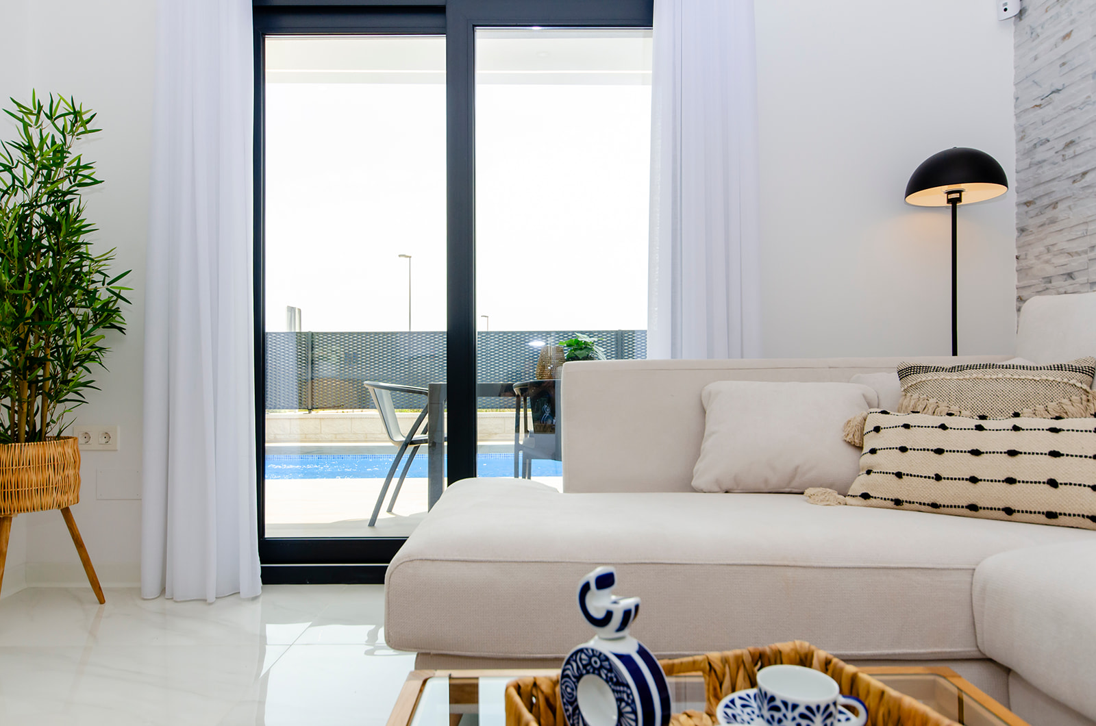 Villa pareada, en dos plantas con 3 dormitorios, 2 baños 