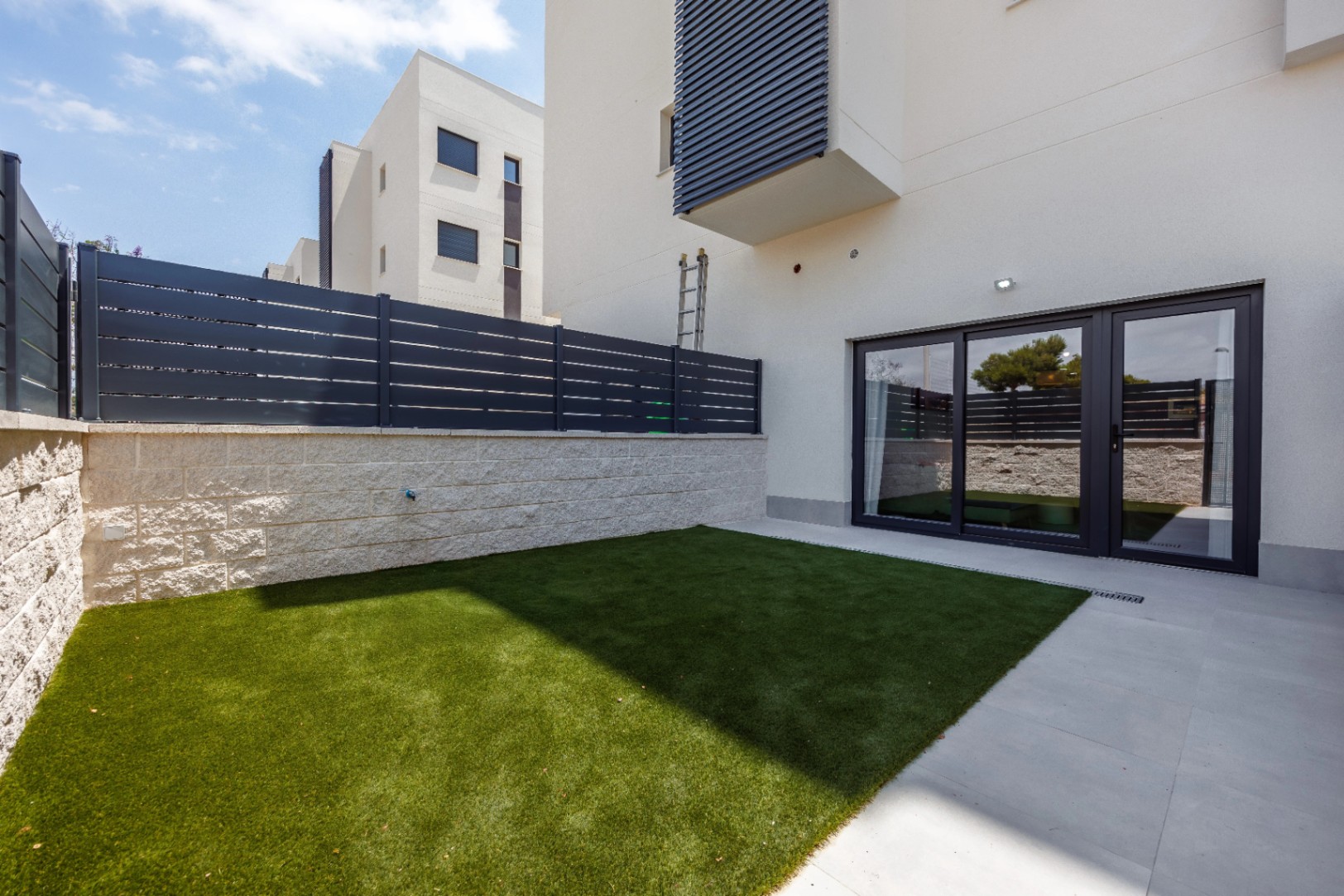 Apartamentos turísticos en Villajoyosa — Inversión en planta baja con jardín privado