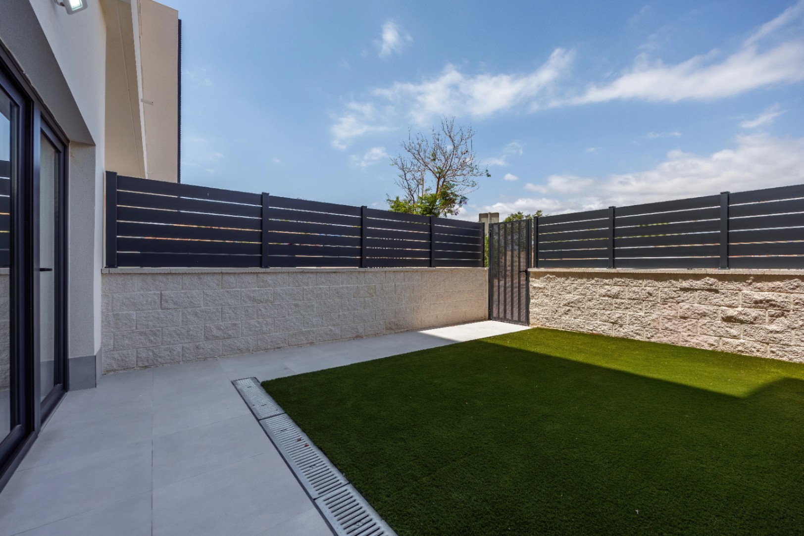 Apartamentos turísticos en Villajoyosa — Inversión en planta baja con jardín privado