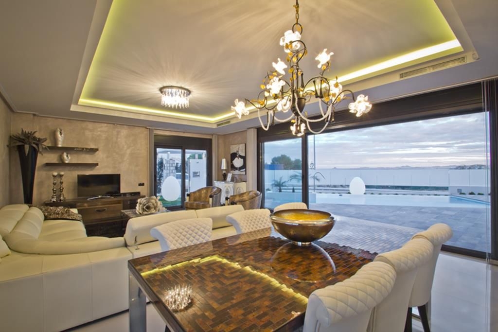Villa en Venta en Dehesa de Campoamor, Orihuela Costa, Alicante